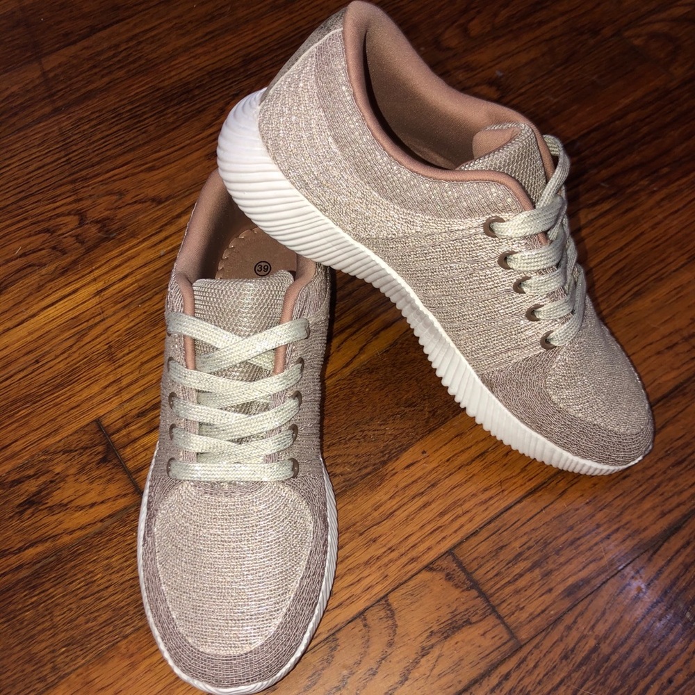 NWOT Size 8 Sneakers